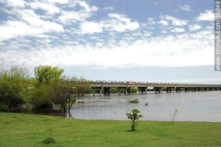 Barra do Quaraí, Brasil. Puente carretero sobre el río Cuareim. - Departamento de Artigas - URUGUAY. Foto No. 36249