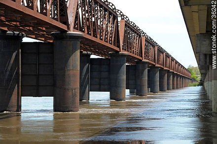 Barra do Quaraí, Brasil. Puente ferroviario en desuso. - Departamento de Artigas - URUGUAY. Foto No. 36242