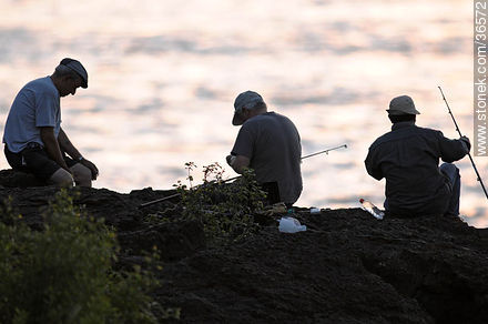 Pescadores en el río Uruguay - Departamento de Salto - URUGUAY. Foto No. 36572