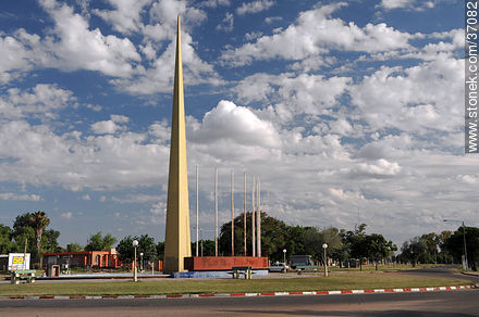 Obelisco. Av. Batlle y Ordóñez y Salto. - Departamento de Paysandú - URUGUAY. Foto No. 37082