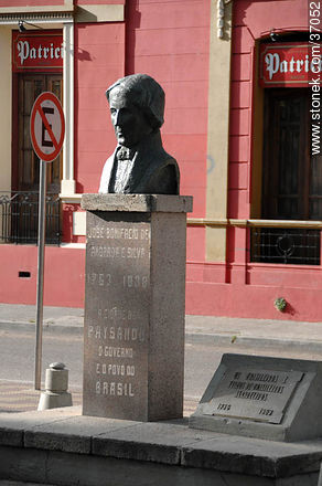Homenaje del pueblo de Brasil a Paysandú. Busto de José Bonifacion de Andrada E Silva - Departamento de Paysandú - URUGUAY. Foto No. 37052