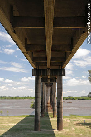 Puente internacional Gral. Artigas entre Paysandú (UY) y Colón (ARG) - Departamento de Paysandú - URUGUAY. Foto No. 37205