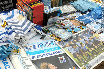 Recibimiento de la Selección Uruguaya de Fútbol en la rambla de Pocitos de Montevideo el 13 de Julio de 2010.  Souvenirs celestes. -  - URUGUAY. Foto No. 38052