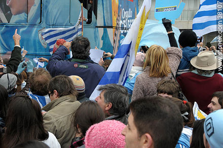 Recibimiento de la Selección Uruguaya de Fútbol en la rambla de Pocitos de Montevideo el 13 de Julio de 2010. -  - URUGUAY. Foto No. 38107