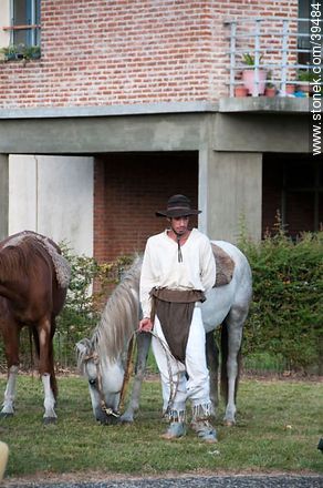 Paisano con caballo - Departamento de Tacuarembó - URUGUAY. Foto No. 39484