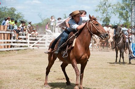 Bride's horse race.  - Tacuarembo - URUGUAY. Photo #40078