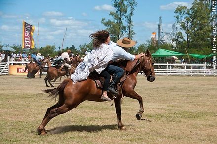 Bride's horse race.  - Tacuarembo - URUGUAY. Photo #40075
