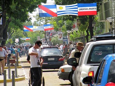 Calle 18 de Julio de fiesta - Departamento de Tacuarembó - URUGUAY. Foto No. 40582
