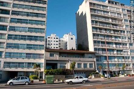 Lonley tight house - Department of Montevideo - URUGUAY. Photo #40724