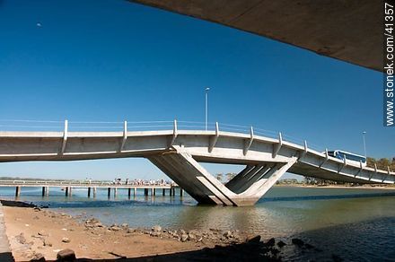 Undulating bridge over the creek Maldonado - Punta del Este and its near resorts - URUGUAY. Photo #41357