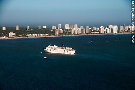 Cruiser at the bay of Punta del Este. - Punta del Este and its near resorts - URUGUAY. Photo #41639