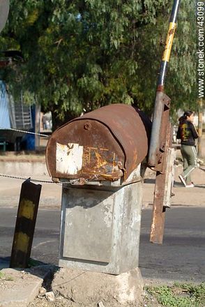 Antiguo mecanismo de bajada de barrera de tren - Departamento de Montevideo - URUGUAY. Foto No. 43099