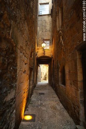 Sarlat-la-Caneda. Narrow passage. - Region of Aquitaine - FRANCE. Photo #43180
