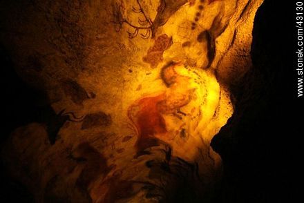 Lascaux Caves near Montignac. Upper Paleolithic cave paintings (ca 17,300 years ago) - Region of Aquitaine - FRANCE. Photo #43130