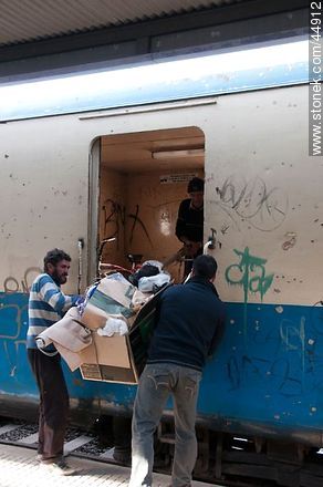 Cargando el vagón - Departamento de Montevideo - URUGUAY. Foto No. 44912
