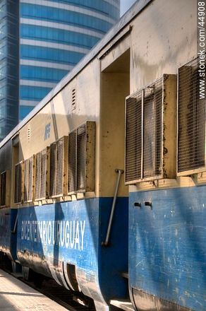 Vagón de tren y torre de Antel - Departamento de Montevideo - URUGUAY. Foto No. 44908