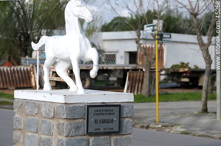 Av. Asamblea de la Florida y Joaquín Laureiro. Monumento al caballo en Casupá. 