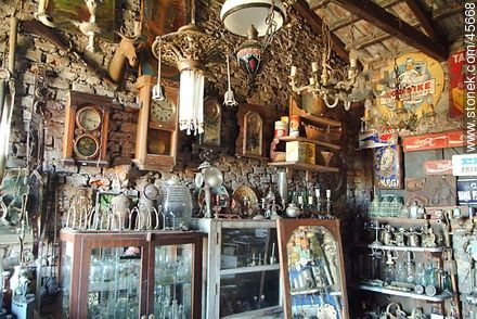 Interior de un comercio de antigüedades de San Jacinto - Departamento de Canelones - URUGUAY. Foto No. 45668