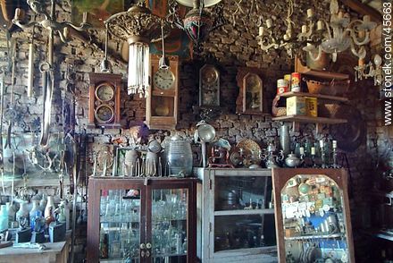 Interior de un comercio de antigüedades de San Jacinto - Departamento de Canelones - URUGUAY. Foto No. 45663