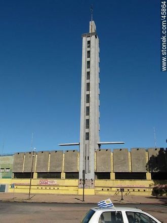 Torre de los homenajes del Estadio Centenario y bandera uruguaya. -  - URUGUAY. Foto No. 45864