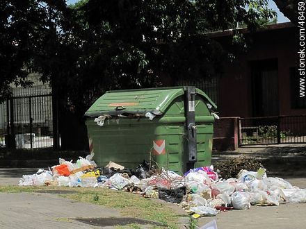 Bolsas de basura por doquier -  - URUGUAY. Foto No. 46459