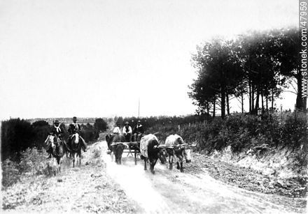 Campesinos escoltados a principios del siglo XX -  - URUGUAY. Foto No. 47959