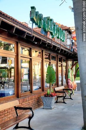 Stores in 20th Street. Los Caracoles Restaurant. - Punta del Este and its near resorts - URUGUAY. Photo #51060