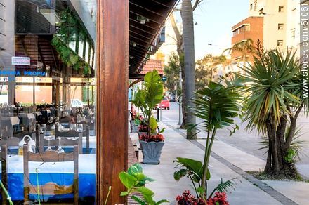 Calle 20.  Restaurante Los Caracoles. - Punta del Este y balnearios cercanos - URUGUAY. Foto No. 51061