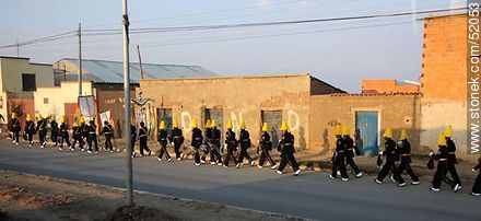 El Alto. Banda militar camino a una presentación. - Bolivia - Otros AMÉRICA del SUR. Foto No. 52053