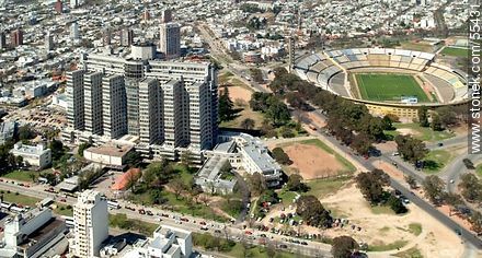 Vista aérea de Avenida Italia, Hospital de Clínicas y el Estadio Centenario - Departamento de Montevideo - URUGUAY. Foto No. 55431