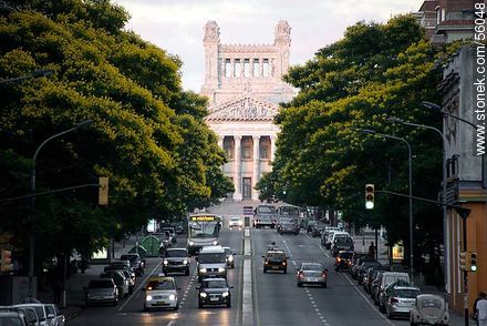 Avenida del Libertador Lavalleja. Al fondo, el Palacio Legislativo. - Departamento de Montevideo - URUGUAY. Foto No. 56048