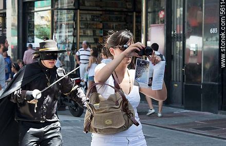 The Zorro taking off guard a tourist on pedestrian street Sarandi - Department of Montevideo - URUGUAY. Photo #56117
