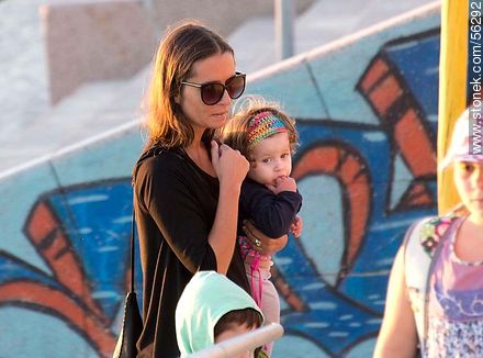 Mother and daughter in Playa Ramírez - Department of Montevideo - URUGUAY. Photo #56292