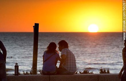 Pareja tomando mate al atardecer - Departamento de Montevideo - URUGUAY. Foto No. 56287