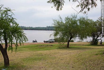 Parque frente al río Uruguay - Departamento de Salto - URUGUAY. Foto No. 57234