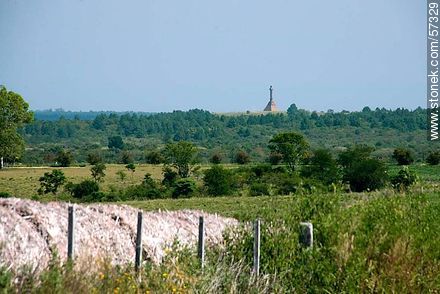 Vista de lejos la pirámide y columna del monumento en la meseta de Artigas - Departamento de Paysandú - URUGUAY. Foto No. 57329