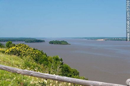 Vista al río Uruguay desde la Meseta de Artigas - Departamento de Paysandú - URUGUAY. Foto No. 57309