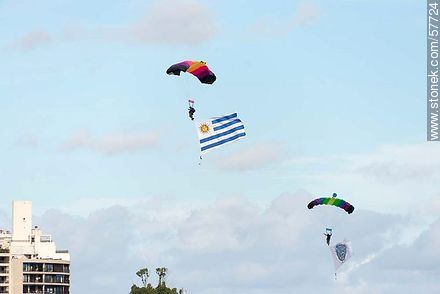 Paracaidistas al comienzo del espectáculo. Bandera uruguaya. - Departamento de Montevideo - URUGUAY. Foto No. 57724