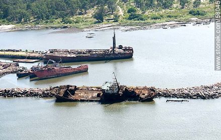 Recycling scrap ships in Pajas Blancas - Department of Montevideo - URUGUAY. Photo #58045