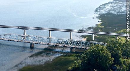 Puentes antiguo y moderno de la ruta 1 sobre el río Santa Lucía - Departamento de San José - URUGUAY. Foto No. 58095