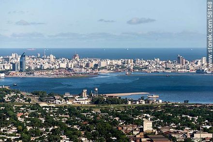 Vista aérea de la bahía y ciudad de Montevideo. Construcción del nuevo puerto pesquero en Capurro (2013) - Departamento de Montevideo - URUGUAY. Foto No. 58148
