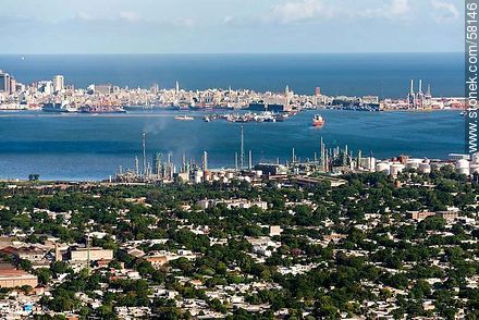 Vista aérea de la bahía y ciudad de Montevideo. Planta de Ancap en La Teja - Departamento de Montevideo - URUGUAY. Foto No. 58146