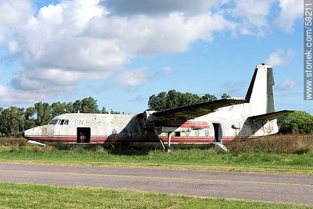 Viejo avión Fokker abandonado en Melilla - Departamento de Montevideo - URUGUAY. Foto No. 58211