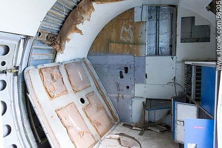 Viejo avión Fokker abandonado en Melilla. El interior de la cola. - Departamento de Montevideo - URUGUAY. Foto No. 58205