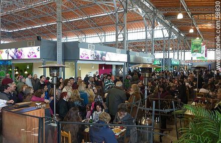 Mercado Agrícola de Montevideo. Un domingo repleto de gente - Departamento de Montevideo - URUGUAY. Foto No. 58830