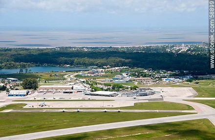 Vista aérea del antiguo aeropuerto de Carrasco, aviones de Pluna, Fuerza Aérea, Lago Calcagno y Río de la Plata - Departamento de Canelones - URUGUAY. Foto No. 58899