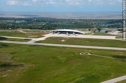Vista aérea del Aeropuerto Internacional de Carrasco (2012). Estación meteorológica - Departamento de Canelones - URUGUAY. Foto No. 58895