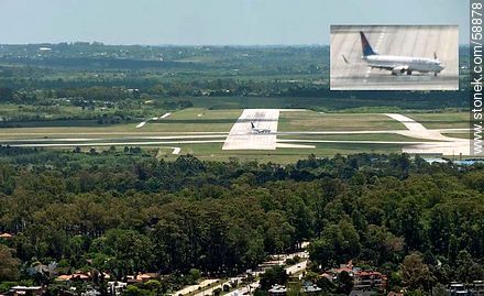 Vista aérea de un avión aterrizado en Carrasco - Departamento de Canelones - URUGUAY. Foto No. 58878