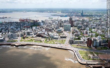 Vista aérea de la Plaza España sobre la rambla Gran Bretaña - Departamento de Montevideo - URUGUAY. Foto No. 59073