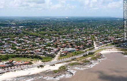 Vista aérea de la rambla y las calles Ismael, Motivos de Proteo y Brenda. Playas Honda y de los Ingleses - Departamento de Montevideo - URUGUAY. Foto No. 59254
